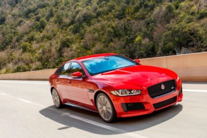 Jaguar XE Rojo