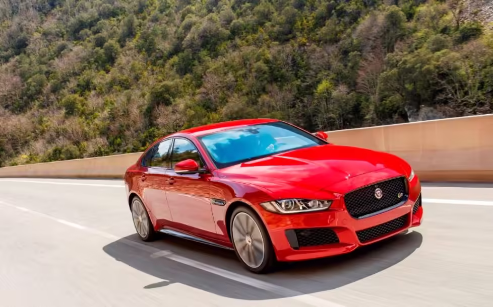 Jaguar XE El Vehículo Familiar por excelencia ? 1 Jaguar XE Rojo