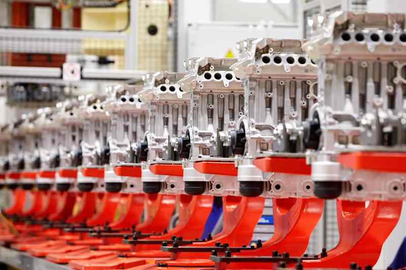 La planta sueca de Volvo Cars es la primera fábrica de la compañía con impacto climático neutro 1 Assembly in Volvo Cars engine factory in Sk vde Sweden