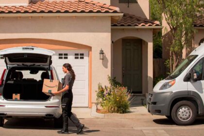 227706 Volvo Cars adds in car delivery by Amazon Key to its expanding range of