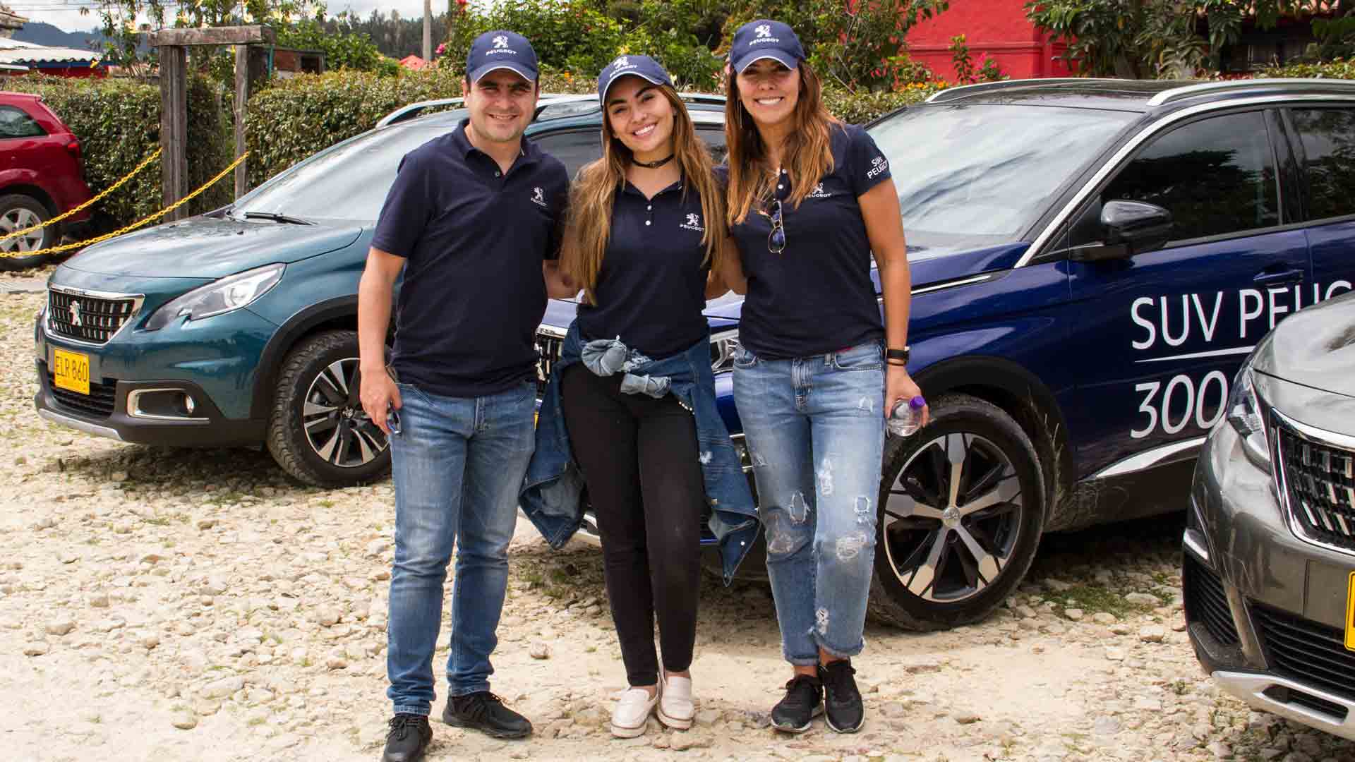 Juan F Cadavid La Mafe Méndez y Mónica Rodríguez SUV Peugeot