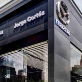 Mazda inaugura nueva sala de ventas en Bogotá 3 nueva vitrina mazda