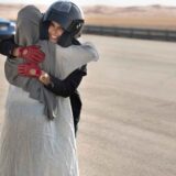 Corredora Saudi Maneja por primera vez en su pais abordo de un Jaguar F-Type 3 mujeres manejan en Arabia Saudita