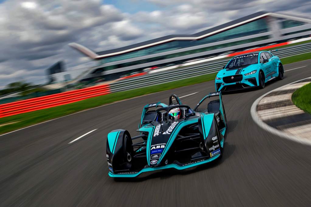 Nuevo vehiculo Jaguar Racing electrifica la formula E 1 jaguaritype3ipaceetrophyontrack180918 resize