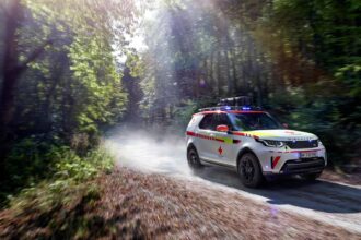 lrdiscoveryredcrossemergencyresponsevehicle02101812