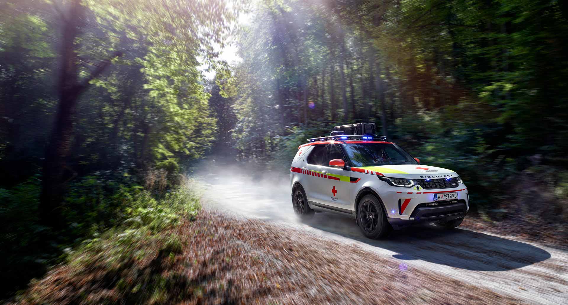 lrdiscoveryredcrossemergencyresponsevehicle02101812