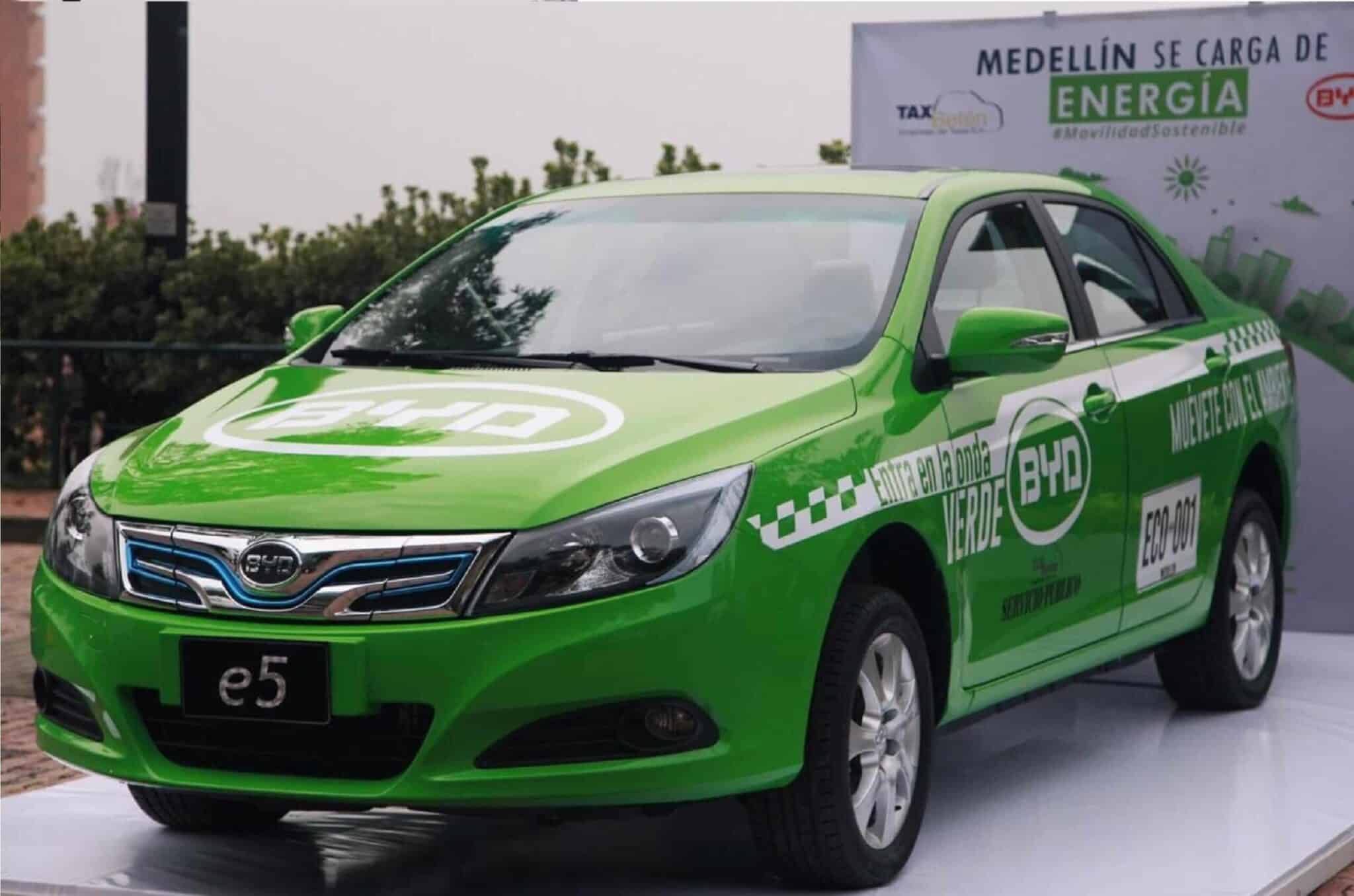 SE PONE EN SERVICIO PARA LA CIUDAD DE MEDELLÍN EL PRIMER TAXI 100% ELÉCTRICO 1 BYD taxi