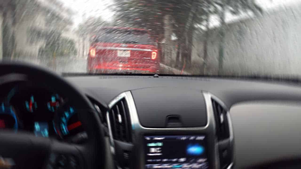 Reduzca la velocidad y manténgase alerta en época de lluvias 1 Manejo con lluvia 2