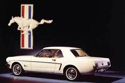 ford mustang 57 anos.jpg