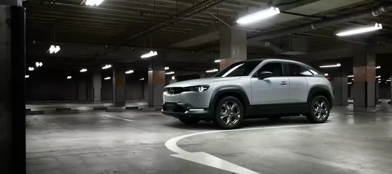 Mazda MX-30 2023 llega a Colombia el primer Mazda Eléctrico 3 DMSKLAA Mazda MX 30 2022 versiones Grand Touring Retocadas Exterior Blanco Ceramico 14.jpg.webp.lossy