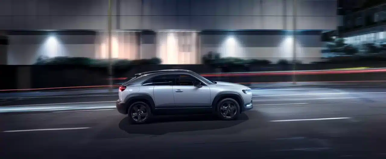 Mazda MX-30 2023 llega a Colombia el primer Mazda Eléctrico 4 DMSKLAA Mazda MX 30 2022 versiones Grand Touring Retocadas Exterior Blanco Ceramico 28.jpg.webp.lossy