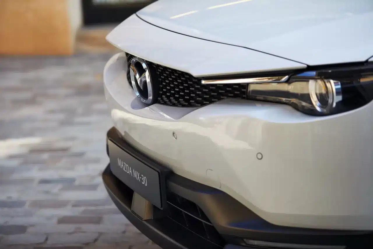 Mazda MX-30 2023 llega a Colombia el primer Mazda Eléctrico 5 DMSKLAA Mazda MX 30 2022 versiones Grand Touring Retocadas Exterior Blanco Ceramico 29.jpg