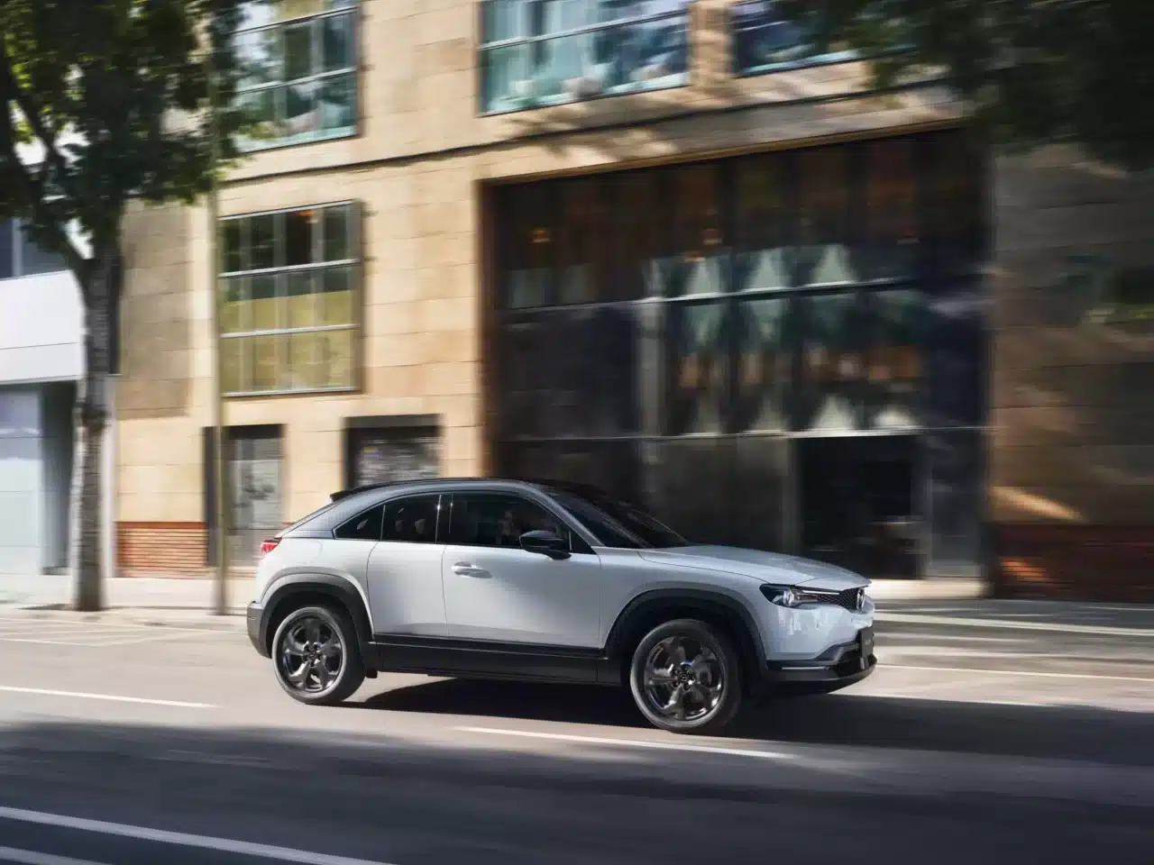 Mazda MX-30 2023 llega a Colombia el primer Mazda Eléctrico 6 DMSKLAA Mazda MX 30 2022 versiones Grand Touring Retocadas Exterior Blanco Ceramico 45.jpg.webp.lossy