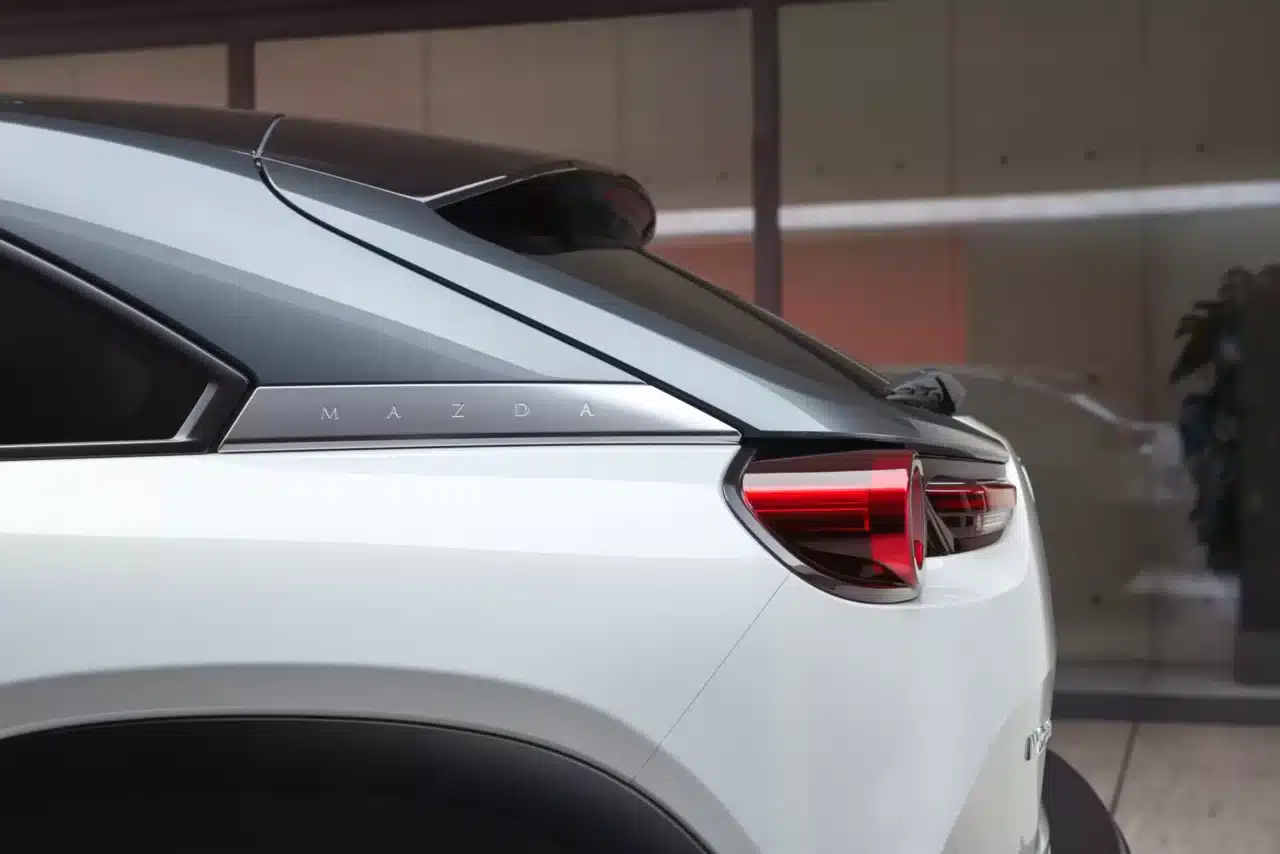 Mazda MX-30 2023 llega a Colombia el primer Mazda Eléctrico 7 DMSKLAA Mazda MX 30 2022 versiones Grand Touring Retocadas Exterior Blanco Ceramico 47.jpg.webp.lossy