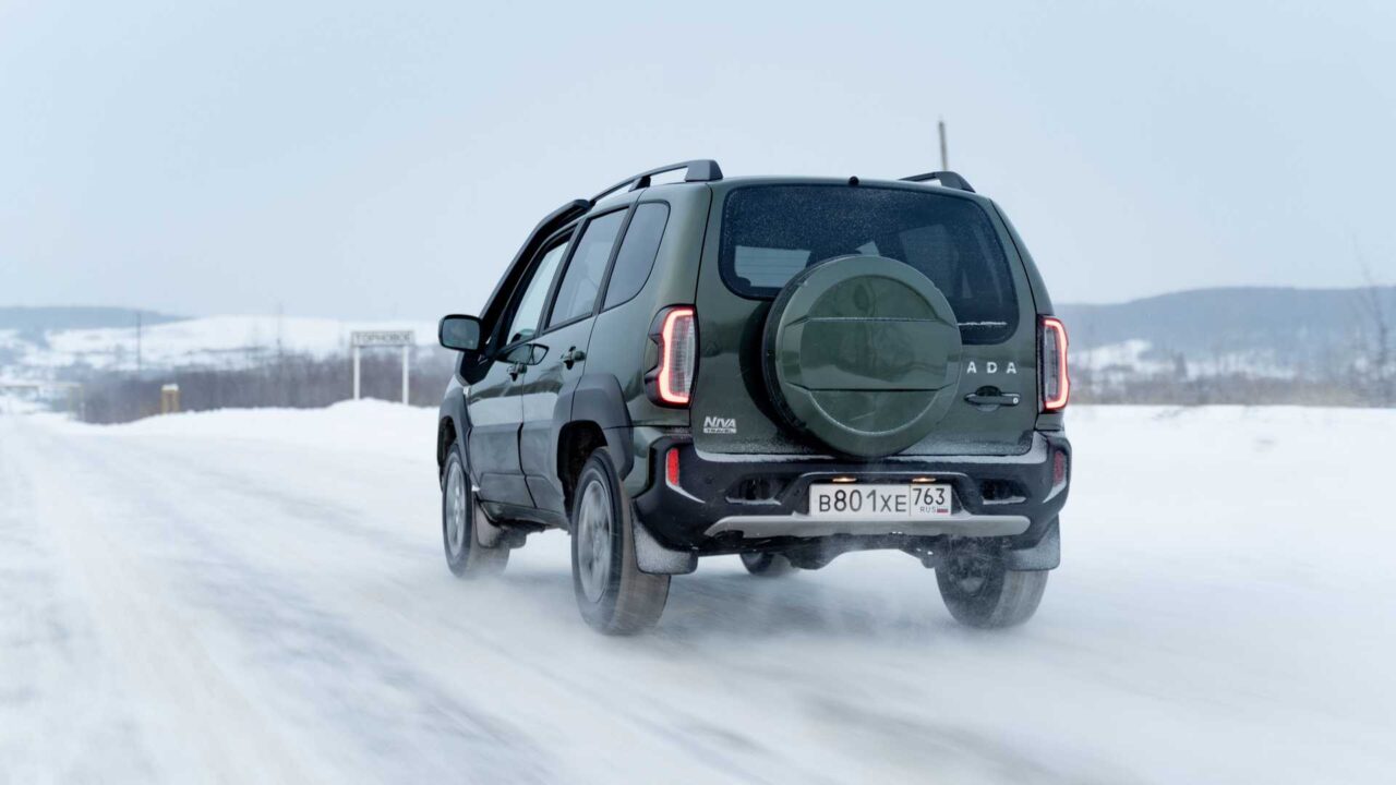 lada niva travel 1 – Autos Rodando Lada Niva Travel por detras