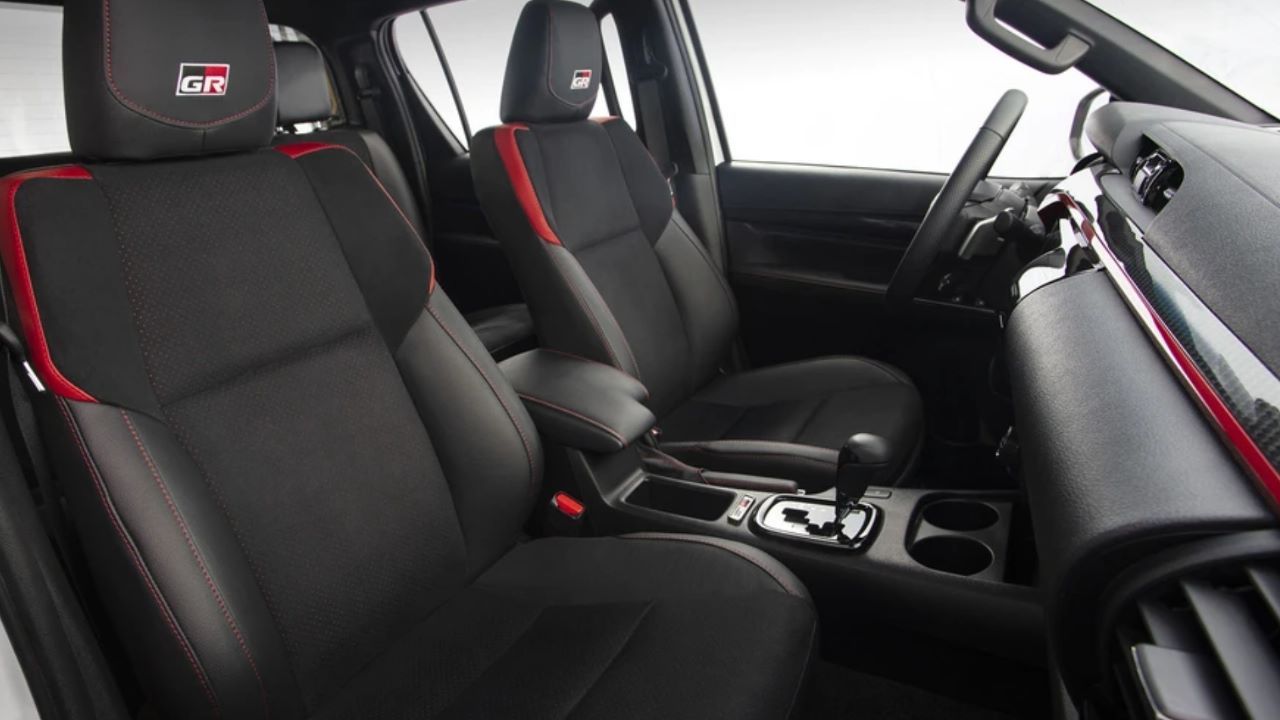 toyota hilux gr sport iv 3 – Autos Rodando Toyota Hilux GR Sport interior