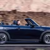 El Mini Cooper SE Convertible EV el primer Eléctrico descapotable de Mini 4 Cooper Se convertible EV lateral