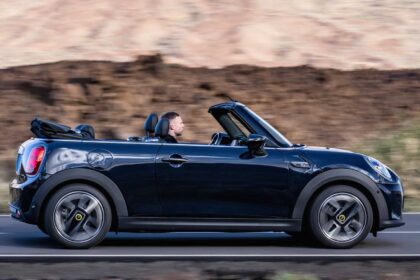 Cooper Se convertible EV lateral