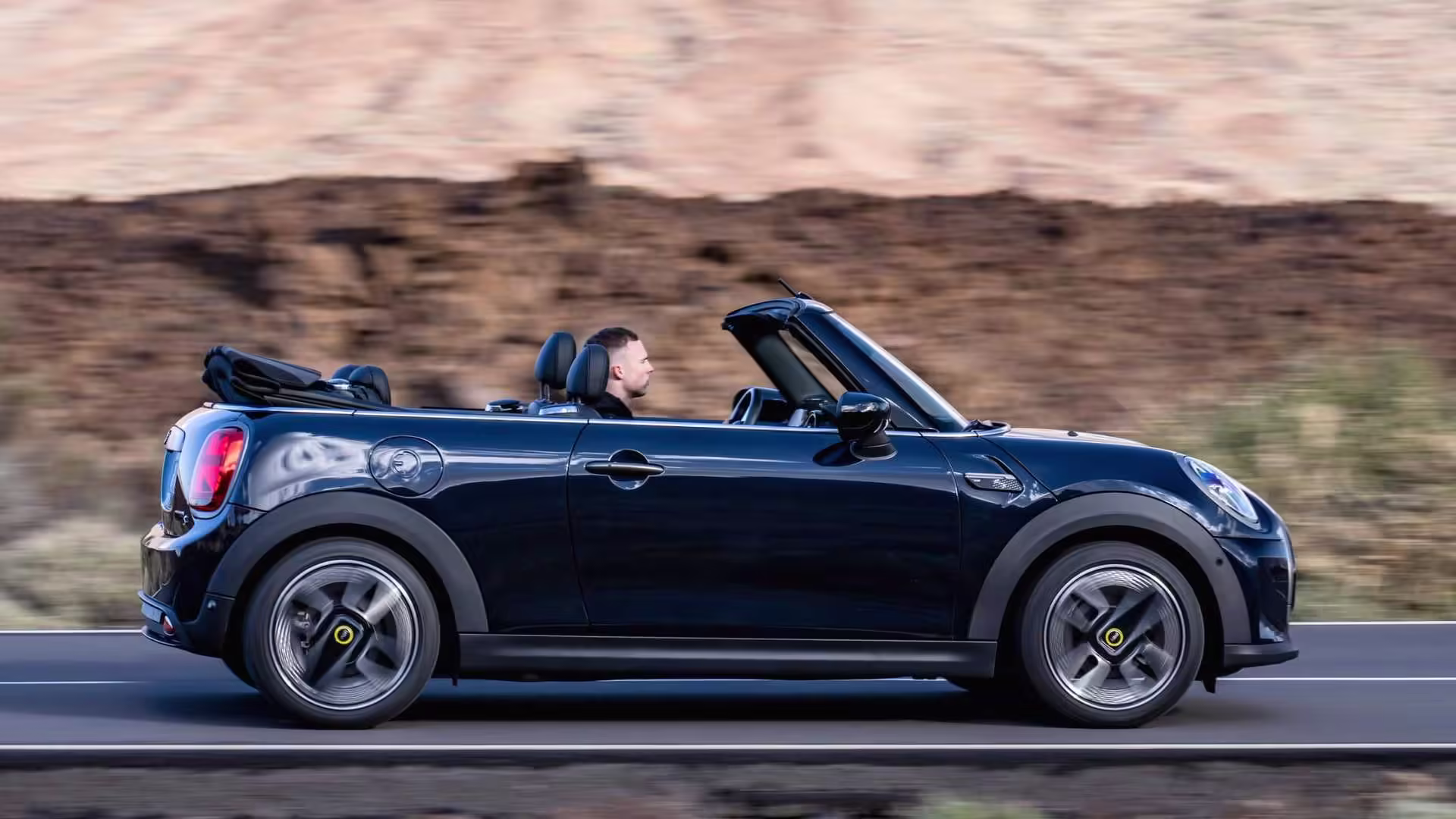 Cooper Se convertible EV lateral
