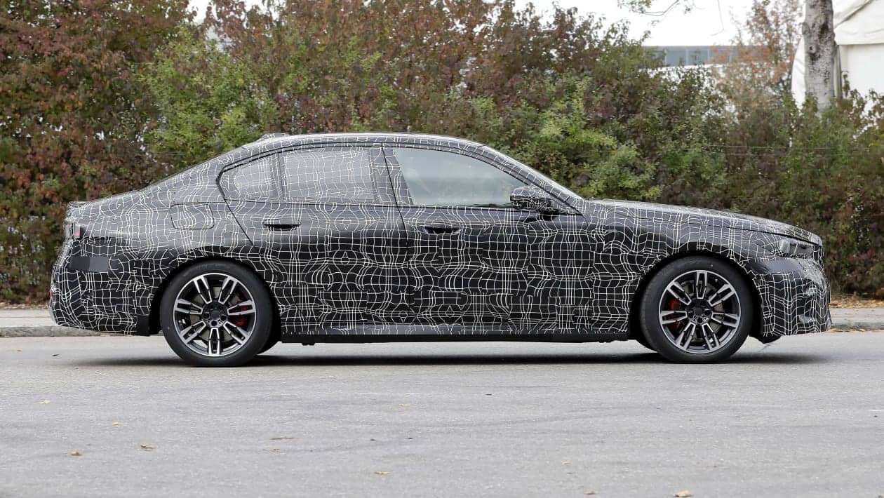 2024 bmw 5 series spyshots 2 Autos Rodando BMW Serie lateral