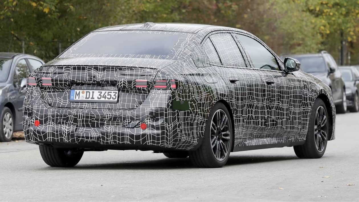 2024 bmw 5 series spyshots 3 Autos Rodando BMW Serie atras