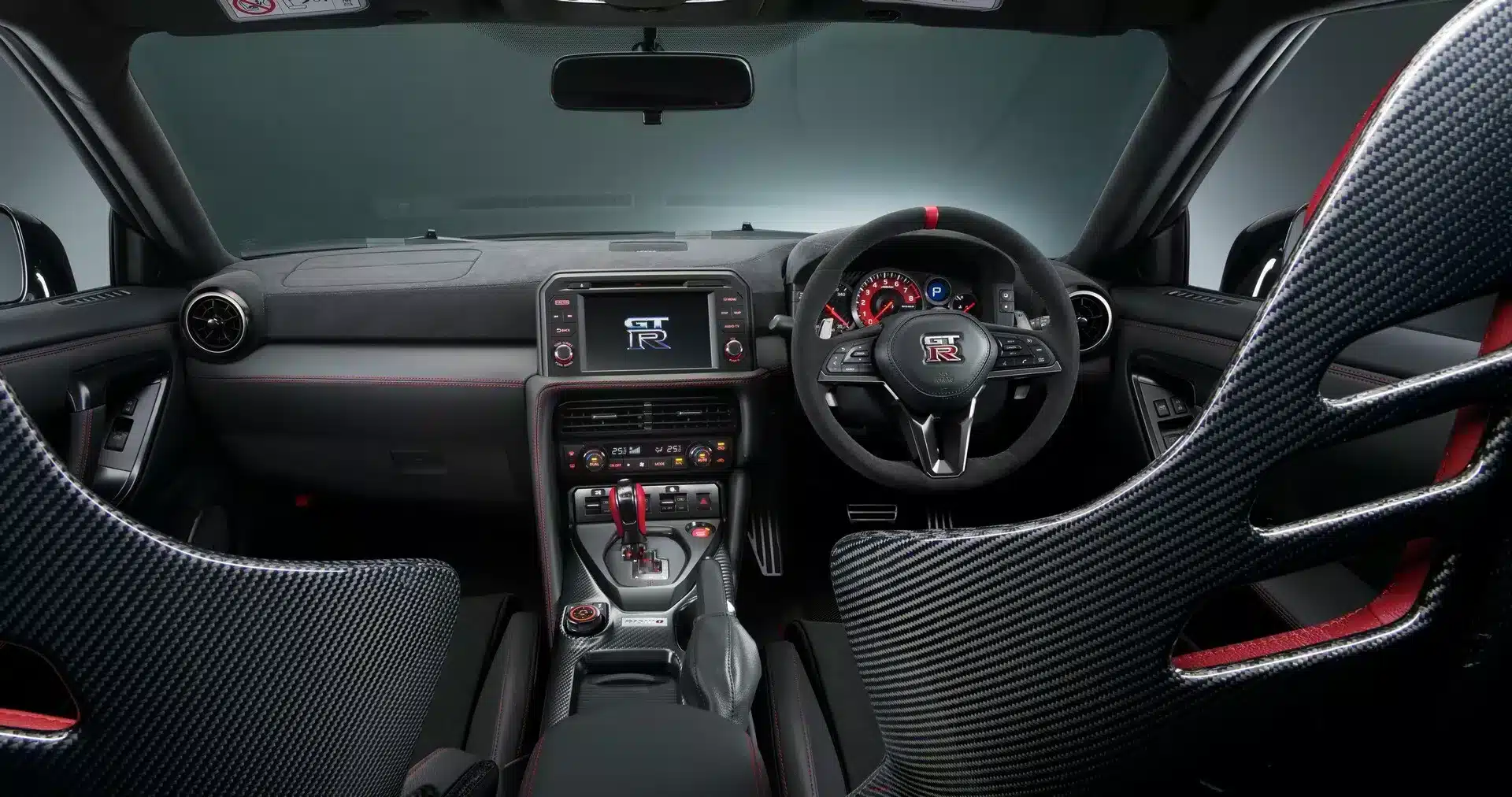 2024 nissan gt r 14 Autos Rodando Nissan GT R interior