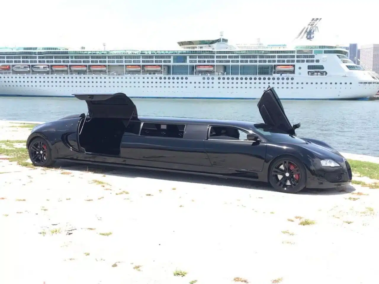 bugatti veyron limo replica based on lincoln town car 01 Autos Rodando Bugatti Veyron Limusina
