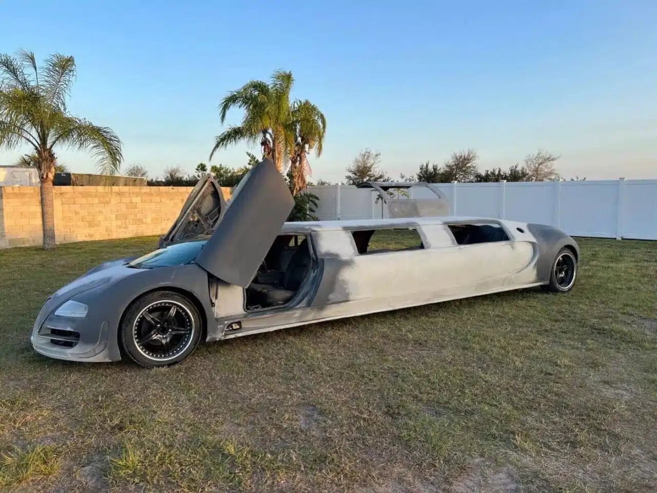 bugatti veyron limo replica based on lincoln town car 03 Autos Rodando Bugatti Veyron Limusina