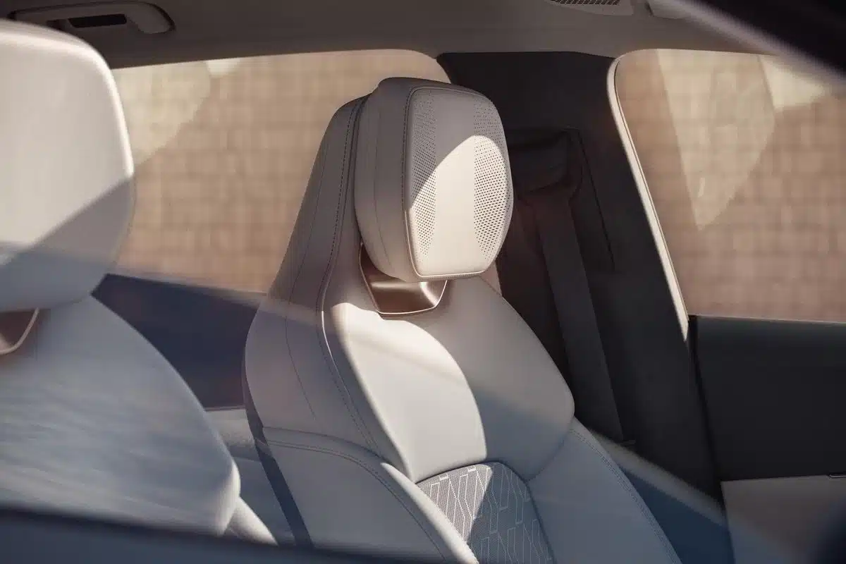 lynk co 08 01 Autos Rodando Lynk Co asientos