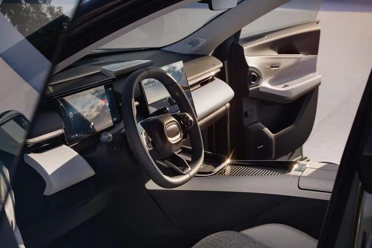 lynk co 08 02 Autos Rodando Lynk Co interior