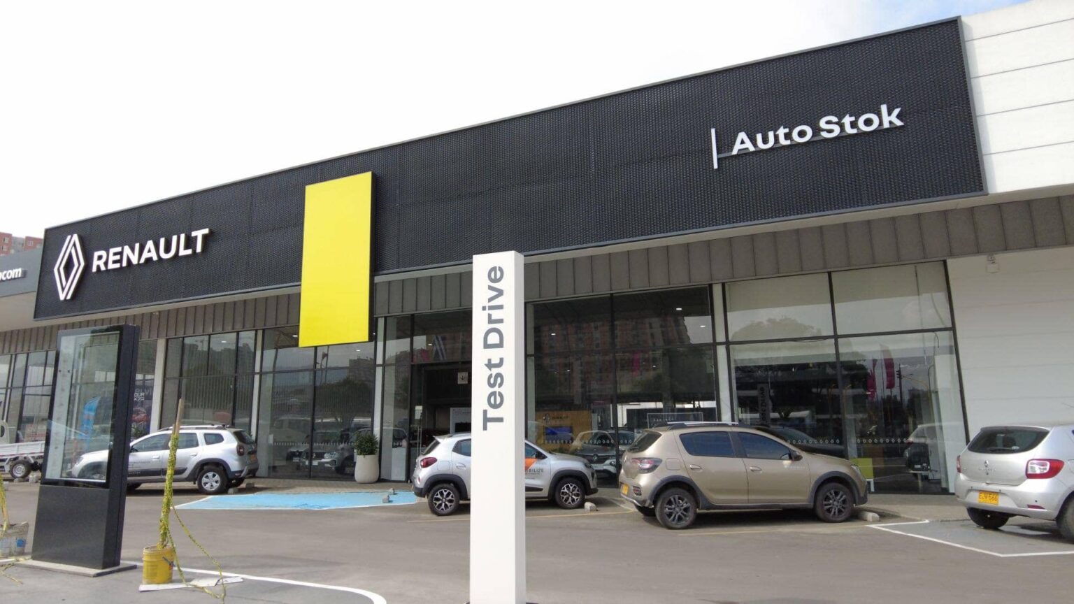 ᐅ Renault Auto Stok Se Renueva Y Se Aventura En Nuevos Desafíos