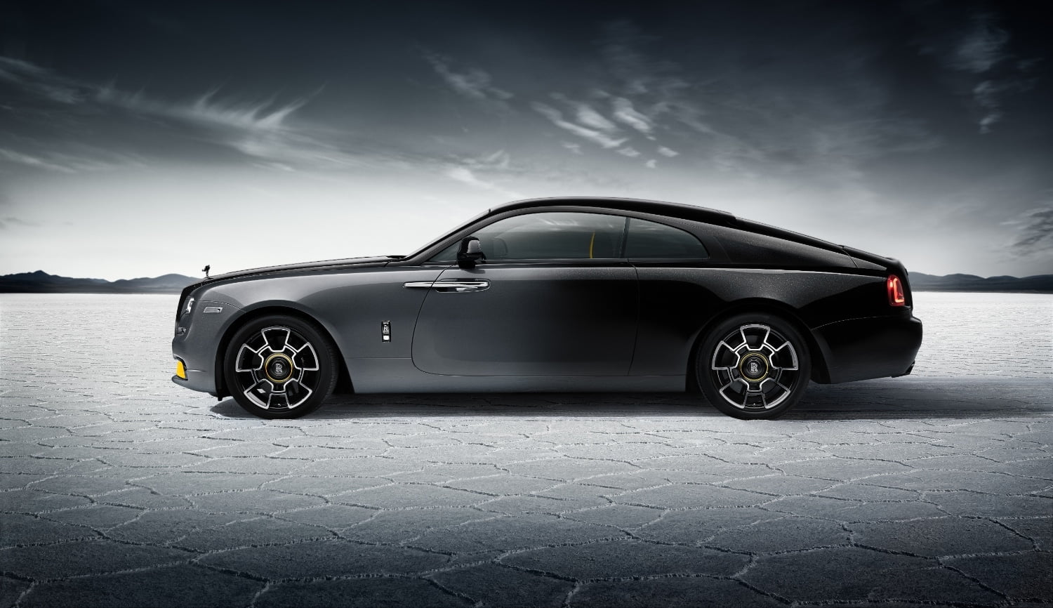 Rolls-Royce presenta su majestuoso cupé V12: Black Badge Wraith Black Arrow 1 Rolls Royce Black Black Arrow lateral