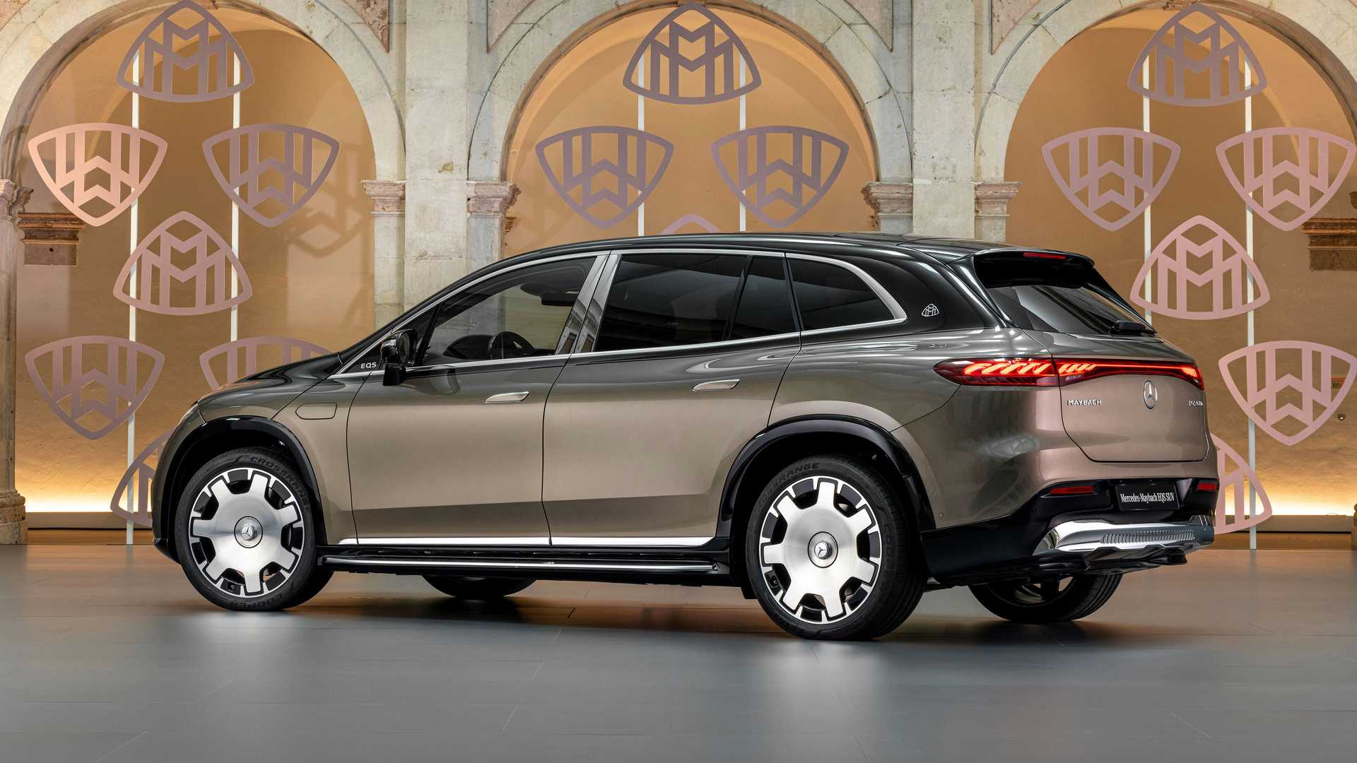 2024 mercedes maybach eqs680 suv 02 Autos Rodando Mercedes Maybach EQS SUV lateral trasera