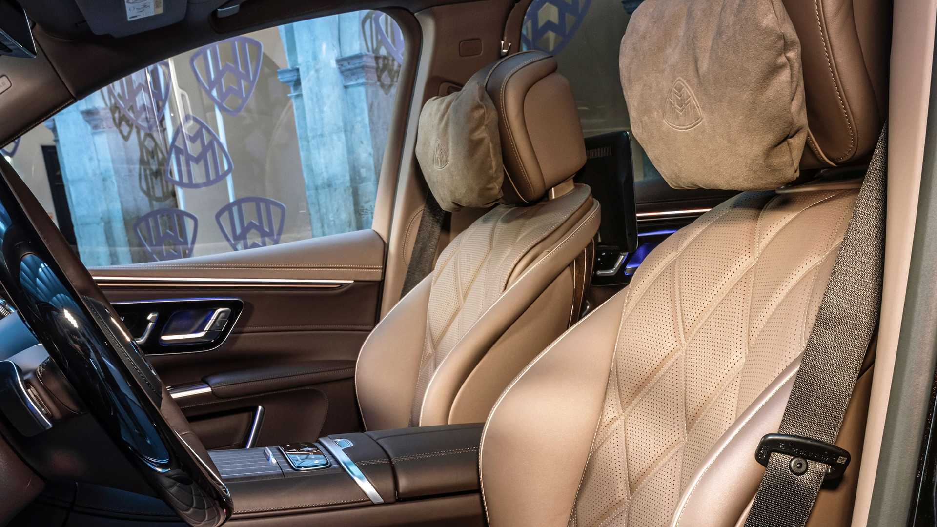 2024 mercedes maybach eqs680 suv 07 Autos Rodando Mercedes Maybach EQS SUV asientos delanteros