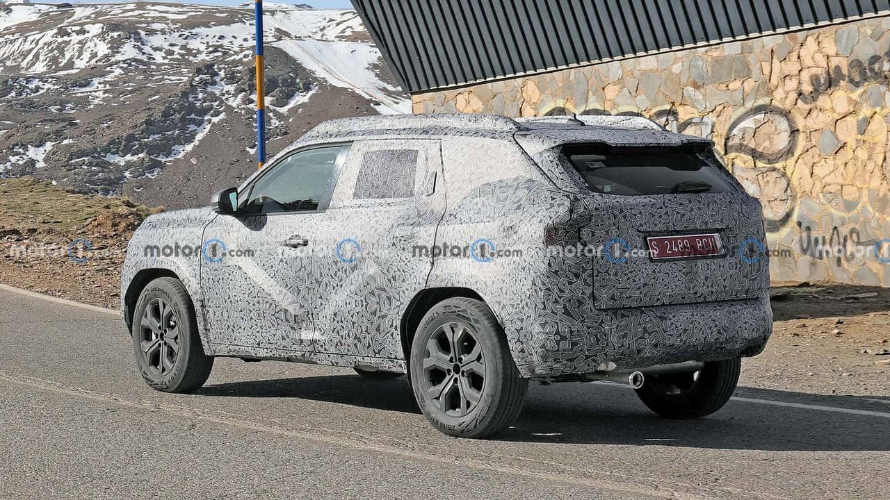 Duster 2024 se deja ver en pruebas por carreteras montañosas 1 Duster 2024 lateral 3/4