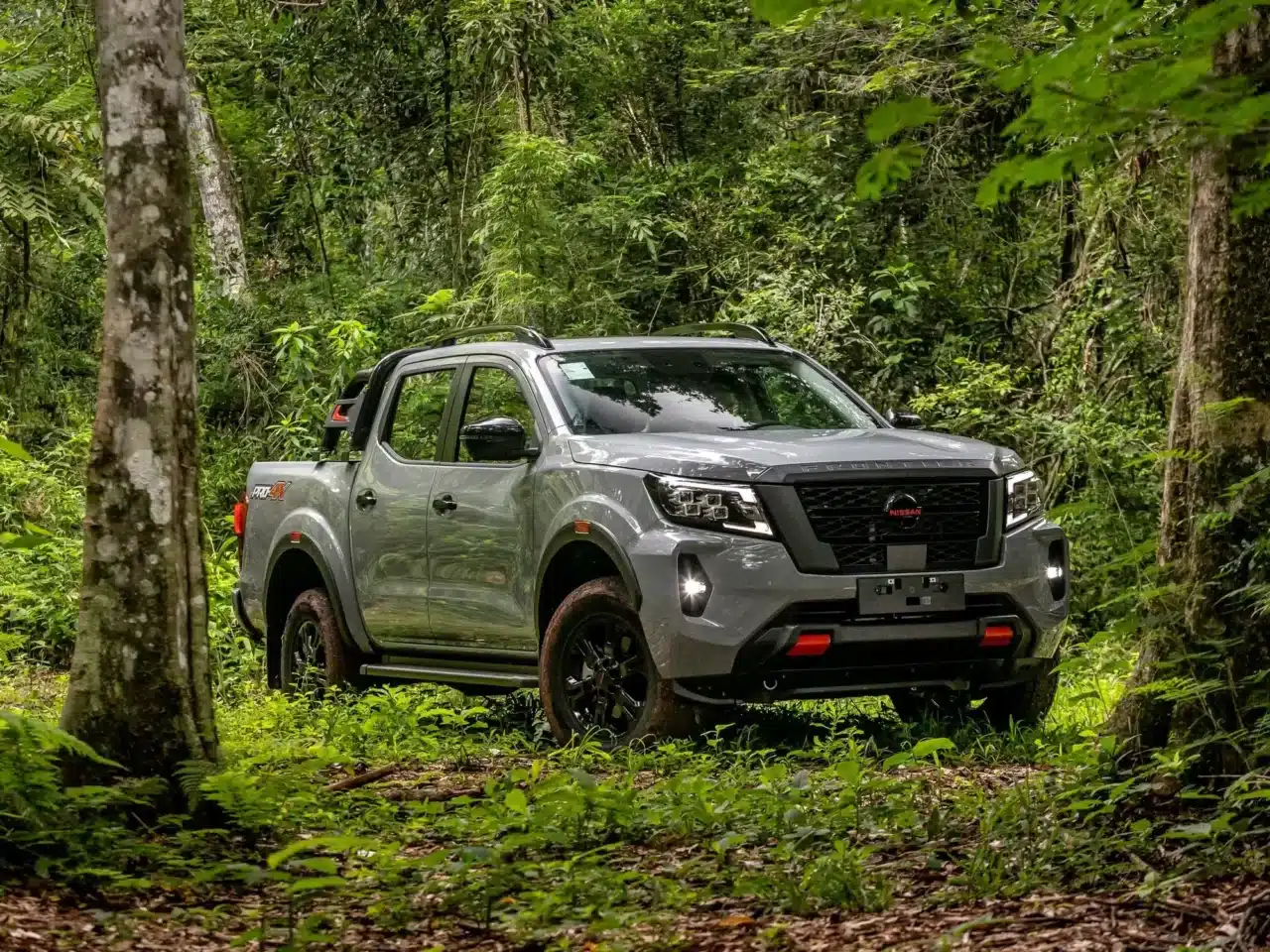 Nissan Frontier Euro VI frente 3/4