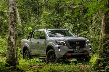 Nissan Frontier Euro VI frente 3/4