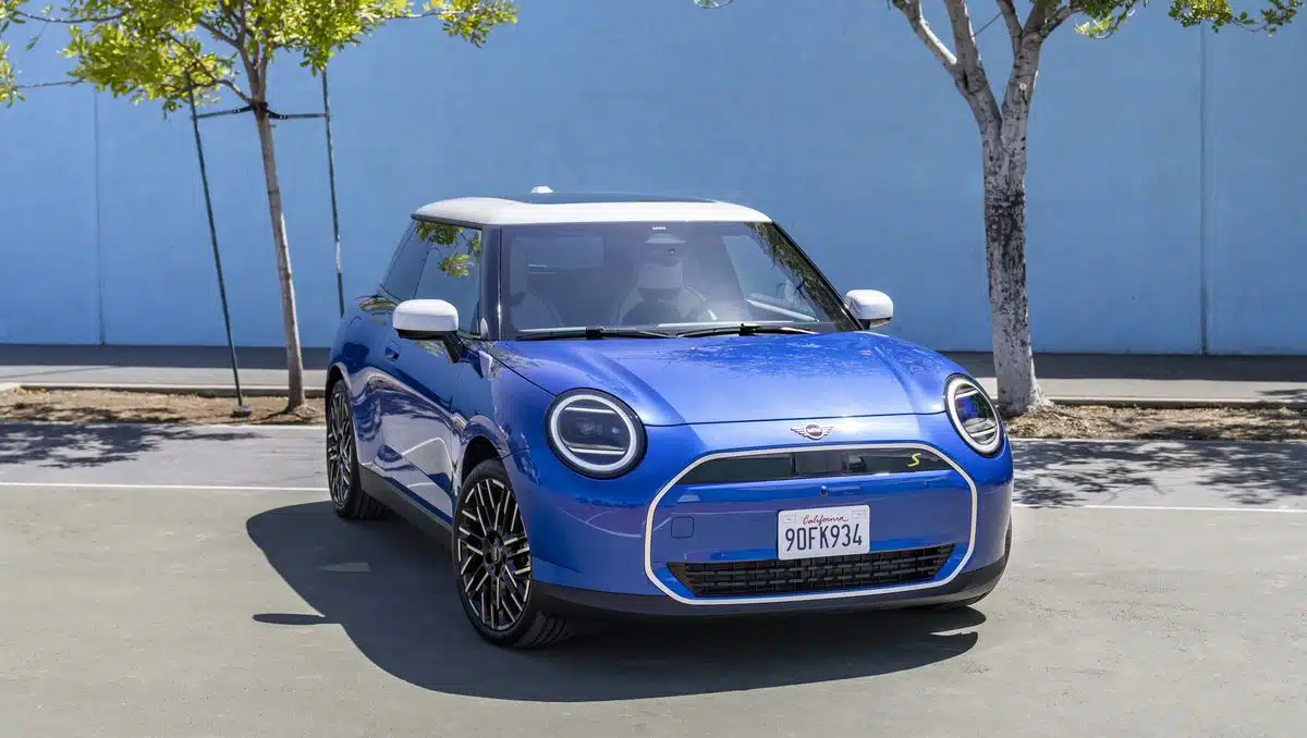 mini cooper 2024 02 Autos Rodando Mini Cooper frente