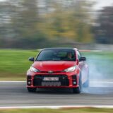 Toyota Yaris derrape