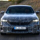 BMW i5 2024 Un vistazo exclusivo a su innovadora parrilla iluminada +VIDEO 2 BMW i5 camuflado frente