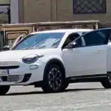Fiat 600: Todo sobre el Nuevo SUV Pequeño Italiano 5 Basado en la arquitectura CMP/eCMP, el modelo estará relacionado con el Jeep Avenger, el Citroën DS3 y otros pequeños crossovers de Stellantis. Se espera que tenga un paquete de baterías de 54 kWh, que alimentará un solo motor capaz de generar 154 hp y 192 lb-pie de torque.