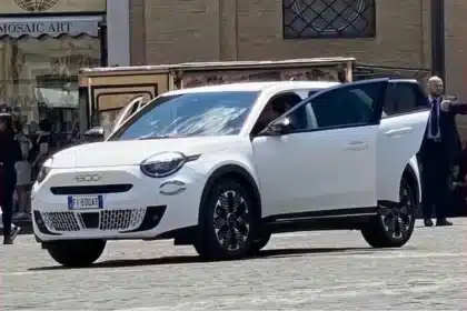 Basado en la arquitectura CMP/eCMP, el modelo estará relacionado con el Jeep Avenger, el Citroën DS3 y otros pequeños crossovers de Stellantis. Se espera que tenga un paquete de baterías de 54 kWh, que alimentará un solo motor capaz de generar 154 hp y 192 lb-pie de torque.