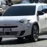 Nuevo Fiat 600: El SUV que combina tradición y tecnología (Video Oficial) 4 Basado en la arquitectura CMP/eCMP, el modelo estará relacionado con el Jeep Avenger, el Citroën DS3 y otros pequeños crossovers de Stellantis. Se espera que tenga un paquete de baterías de 54 kWh, que alimentará un solo motor capaz de generar 154 hp y 192 lb-pie de torque.