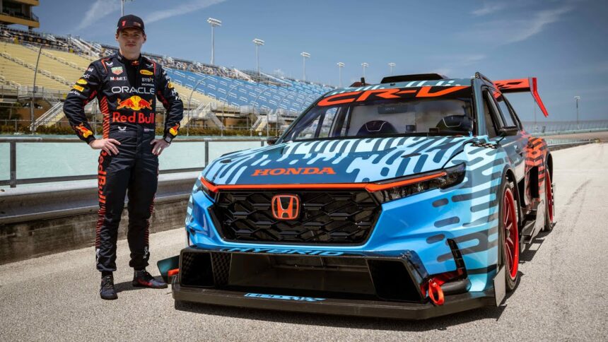 Max Verstappen al volante del Honda CR-V Hybrid Racer