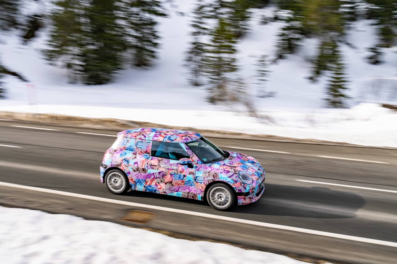 Nuevo MINI eléctrico, Más potencia y mayor autonomía 1 Mini Cooper EV lateral