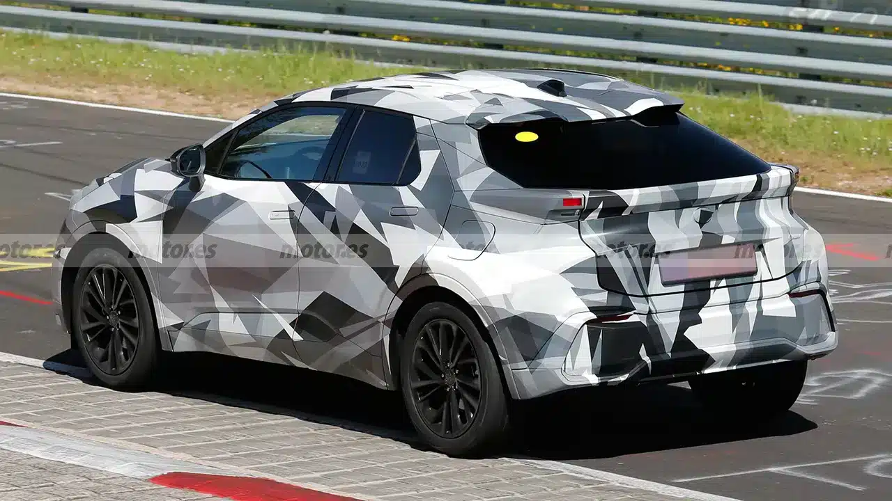 Toyota C-HR 2024 atras