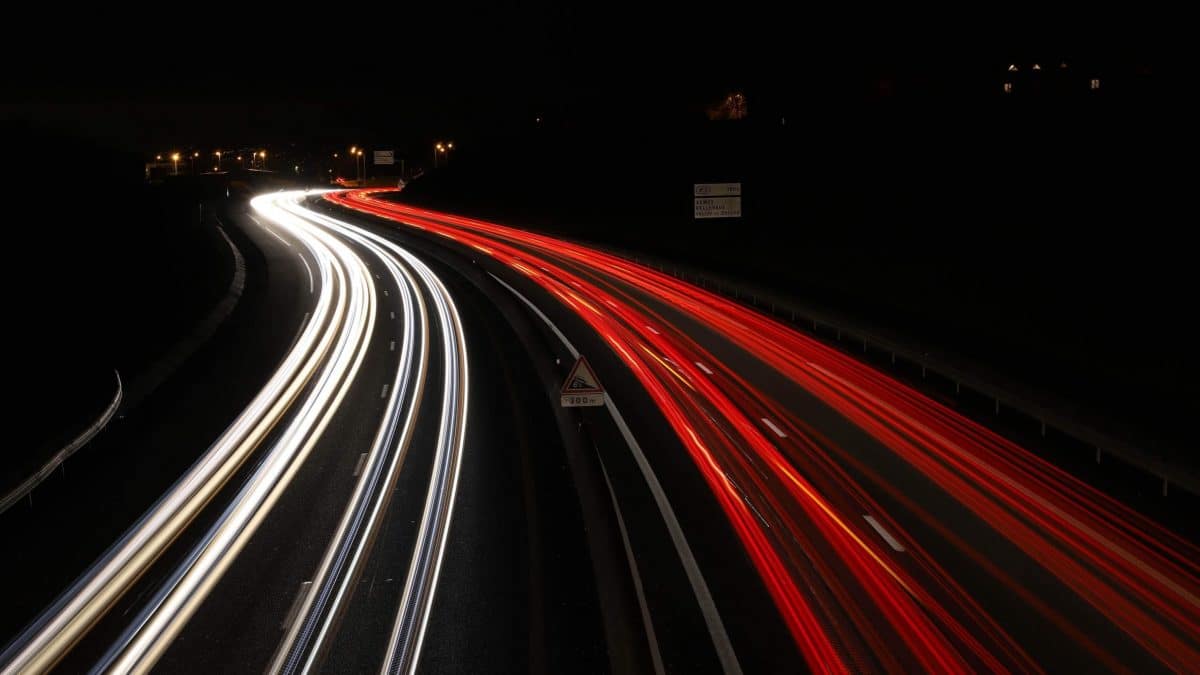 trafic ruta hacia la movilidad scaled 1 1200x675 Autos Rodando Suecia Carretera que recarga vehículos