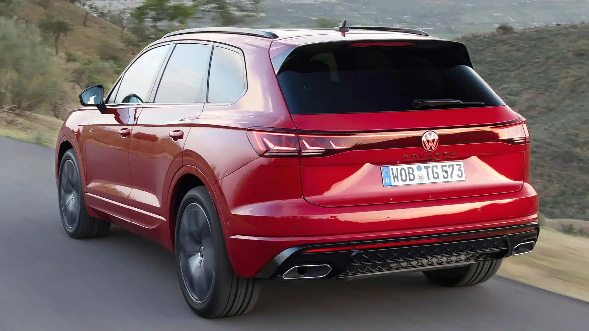 volkswagen touareg r line 2024_04 Autos Rodando Volkswagen Touareg atras