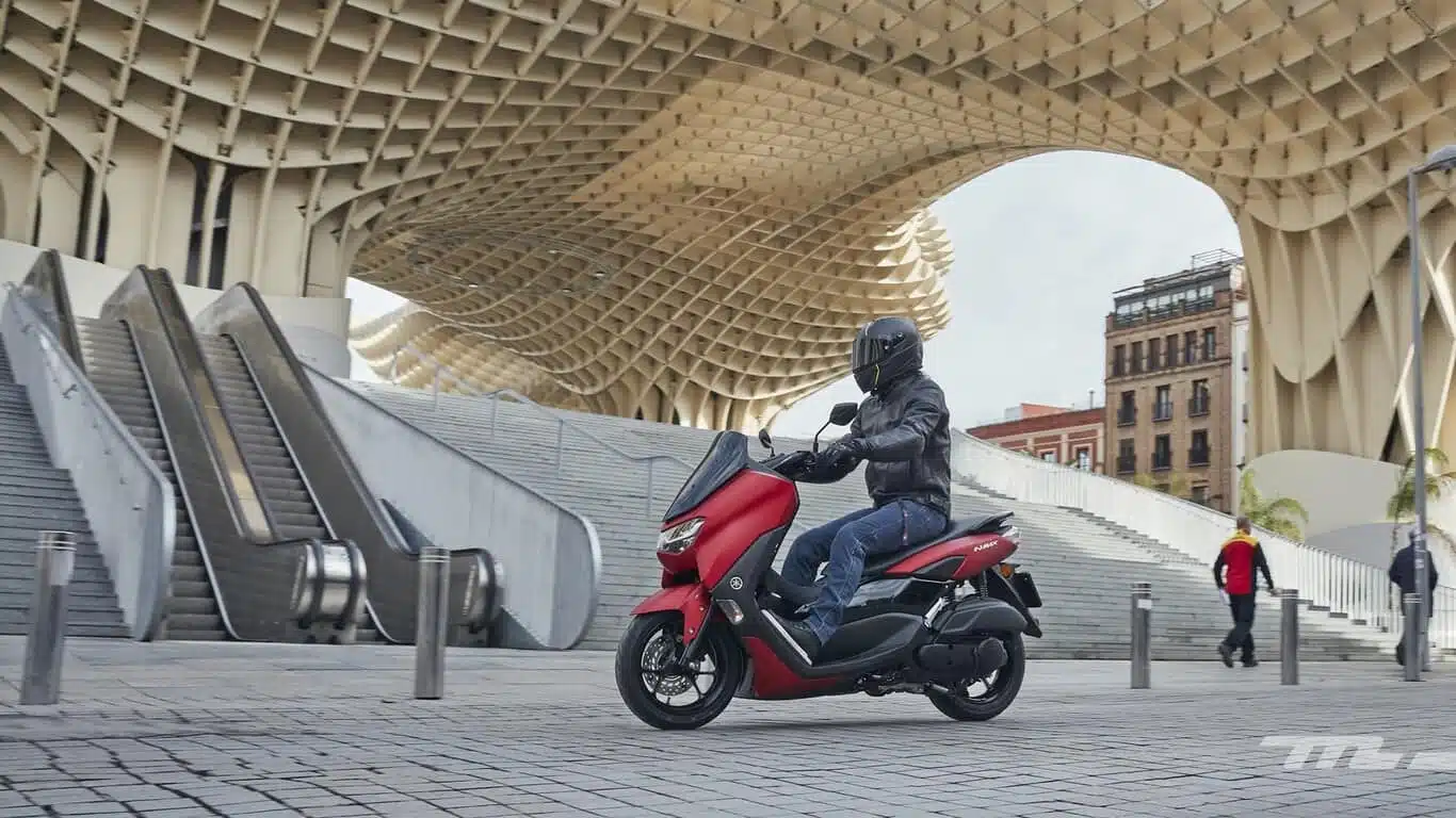 yamaha nmax 125_roja Autos Rodando Yamaha NMAX manejo