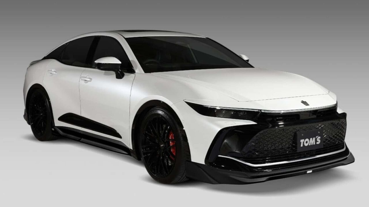 2023 toyota crown by tom s 2 Autos Rodando Toyota Crown Tom´s frente